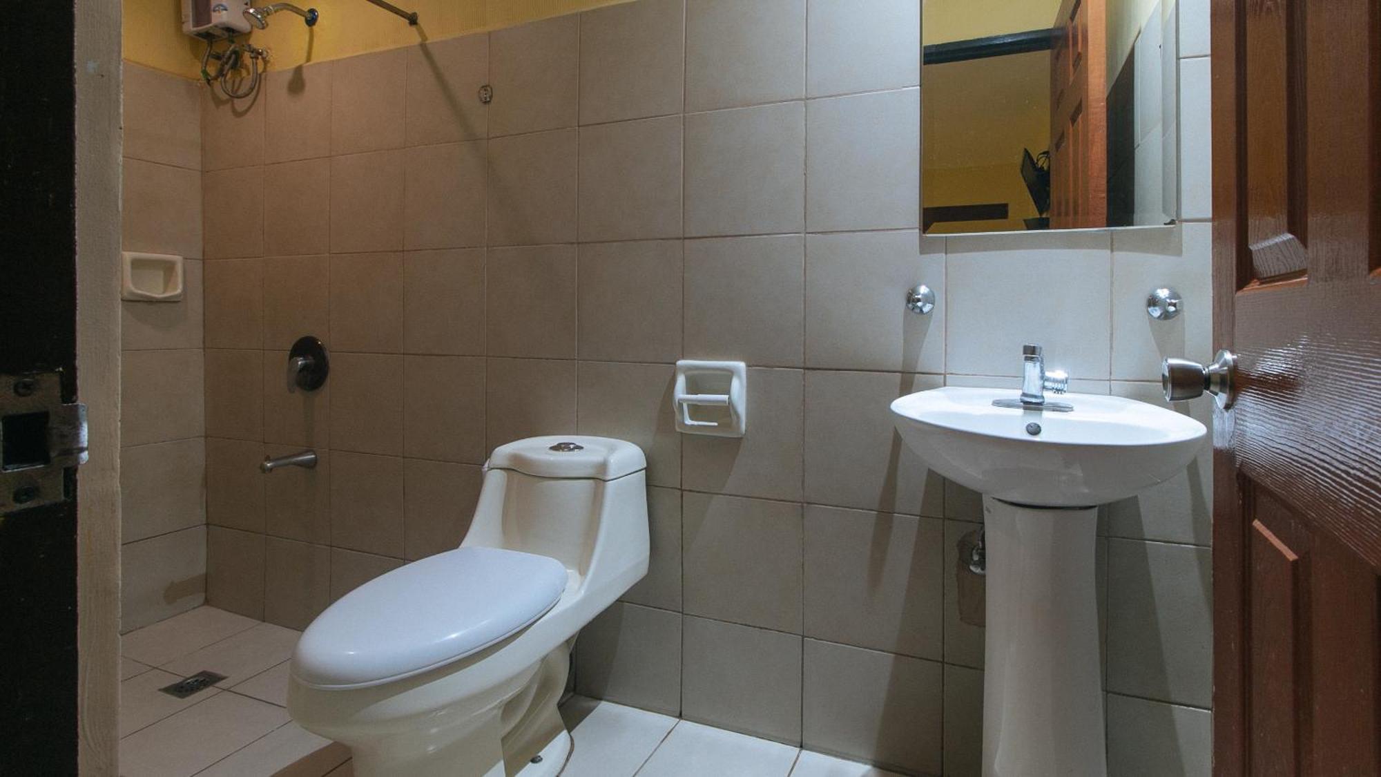 Reddoorz At Comfy Inn Ermita Манила Экстерьер фото